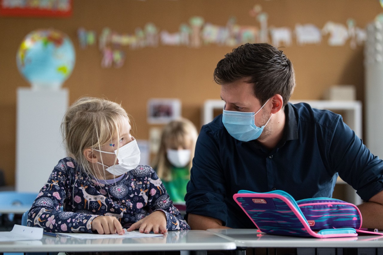 Schule in NRW: Die Maskenpflicht wird aufgehoben. (Symbolbild)