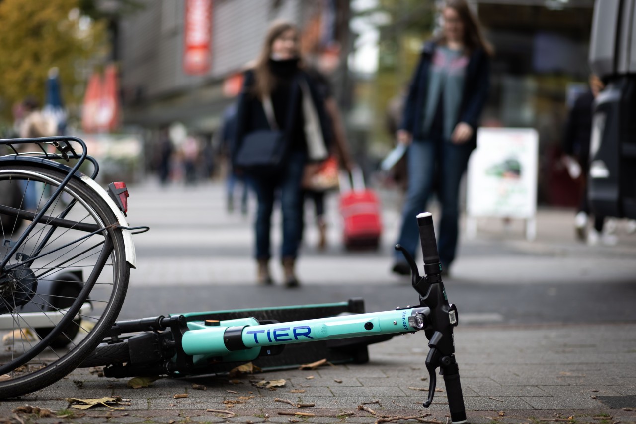 In Dortmund ärgern sich einige über wild geparkte E-Scooter (Symbolfoto).