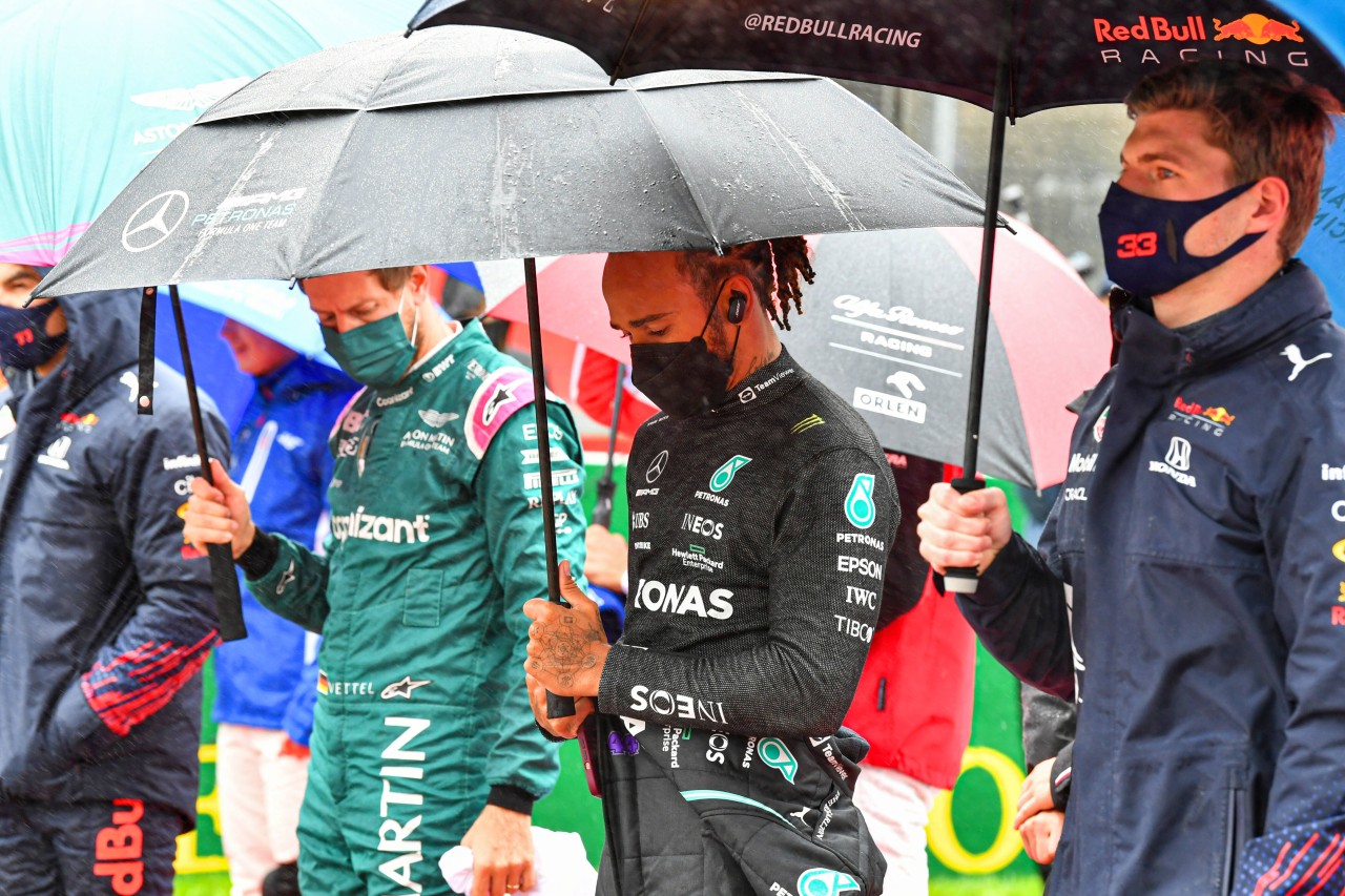 Sebastian Vettel (l.) und Lewis Hamilton (m.) zeigten sich nach dem Belgien GP verärgert.