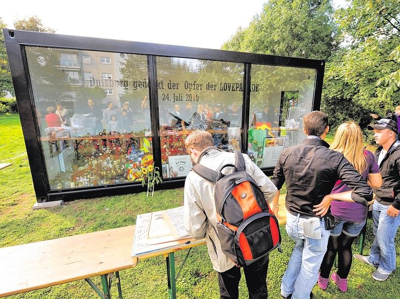 Am 10. Juni lässt die Initiative Spendentrauermarsch den Glaskubus mit den Erinnerungsgaben aus dem Tunnel vom Park an der Ostseite des Karl-Lehr-Tunnels abtransportieren. Die Erinnerungsstücke werden in einen Edelstahlbehälter gelegt. Dieser ist Teil des Fundaments für das Loveparade-Mahnmal, das die Initiative auf der östlichen Seite des Tunnels aufstellen wird.