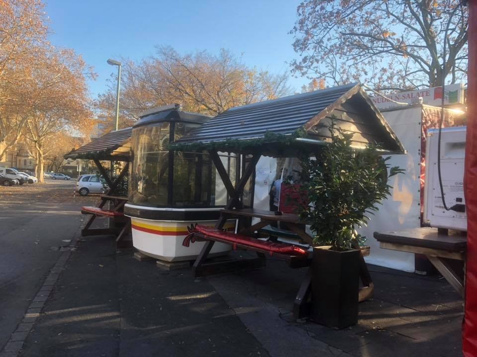 Bei „Pizzeria La Barca“ musst du dank Ski-Lift-Gondeln nicht mehr im Regen stehen.