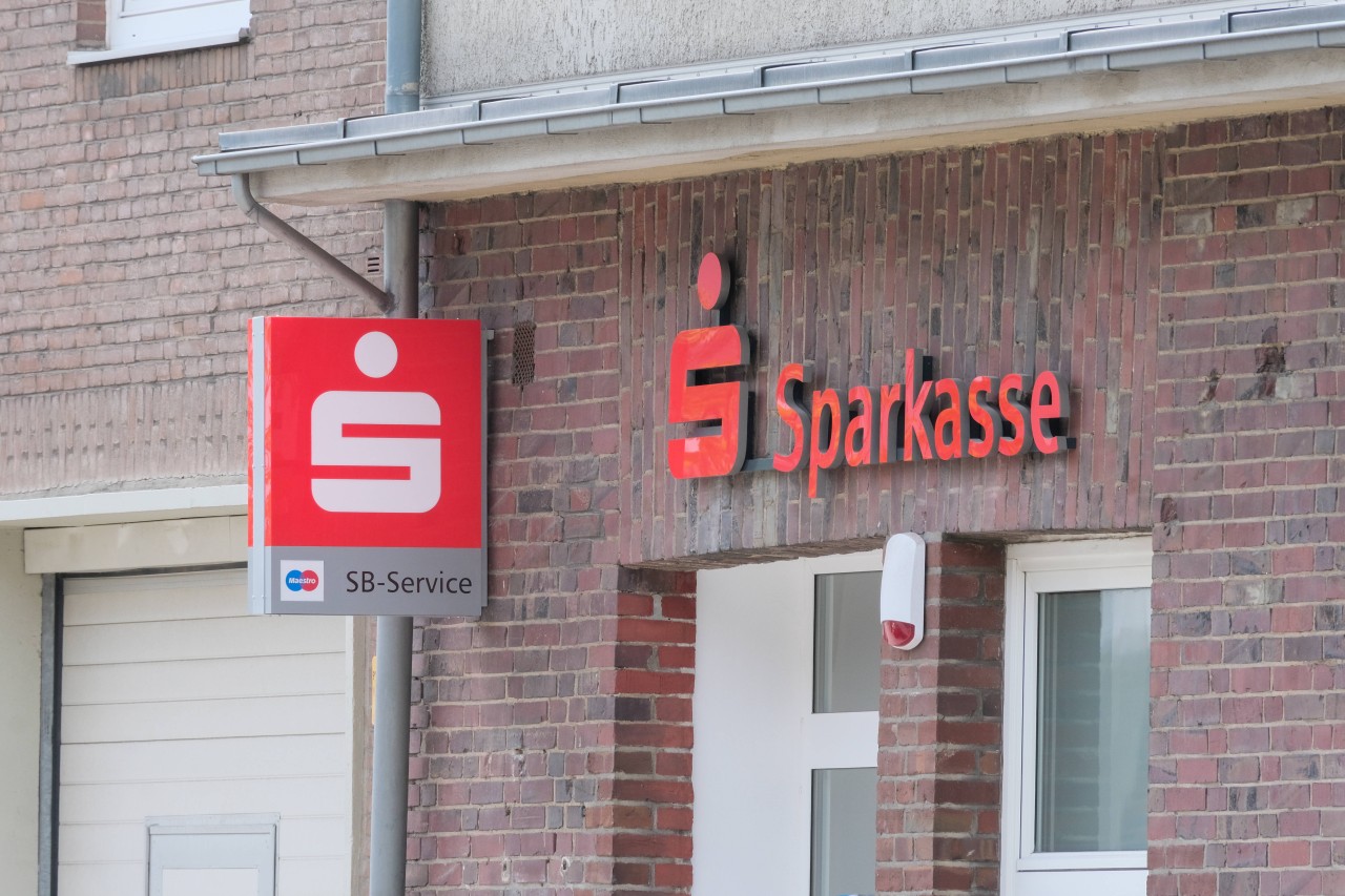 Die Sparkasse selbst hat die Polizei nicht gerufen. Ein Zeuge soll es gewesen sein (Symbolfoto).