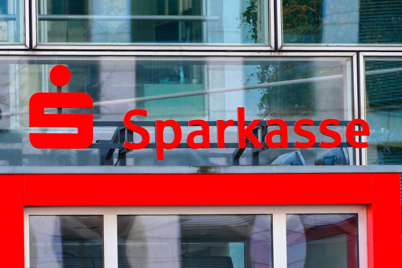 Sparkasse: Viele Kunden könnten bald eine saftige Nachzahlung bekommen. (Symbolbild)