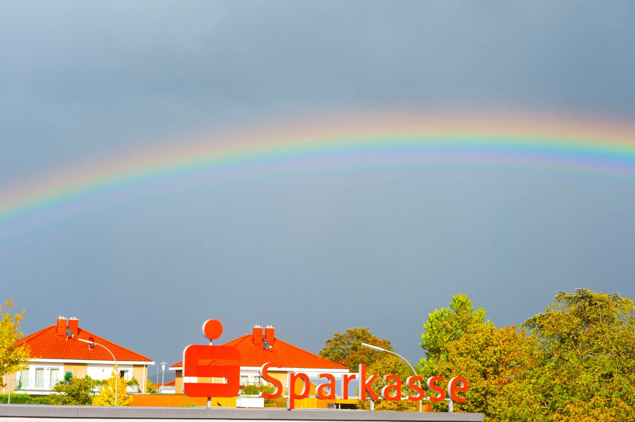 Sparkasse mit Regenbogen. (Archivfoto)