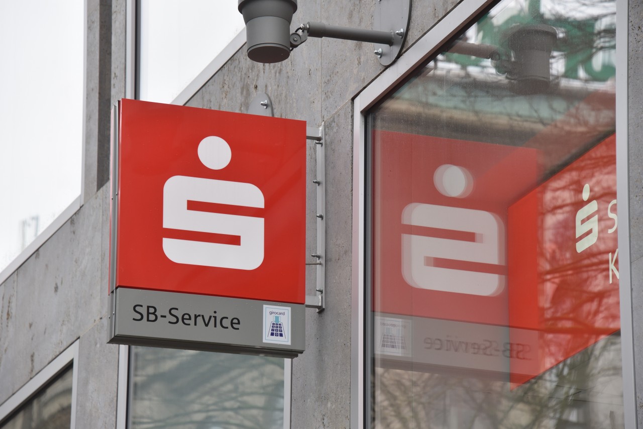 Sparkasse: Die Polizei Essen fahndet nach einem Mann, der am Automaten im Hauptbahnhof zugeschlagen hat. (Symbolbild)