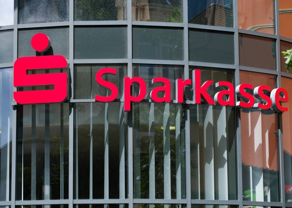 Sparkasse: Großer Ärger für Kunden – Sparer verlieren zusätzlich Geld