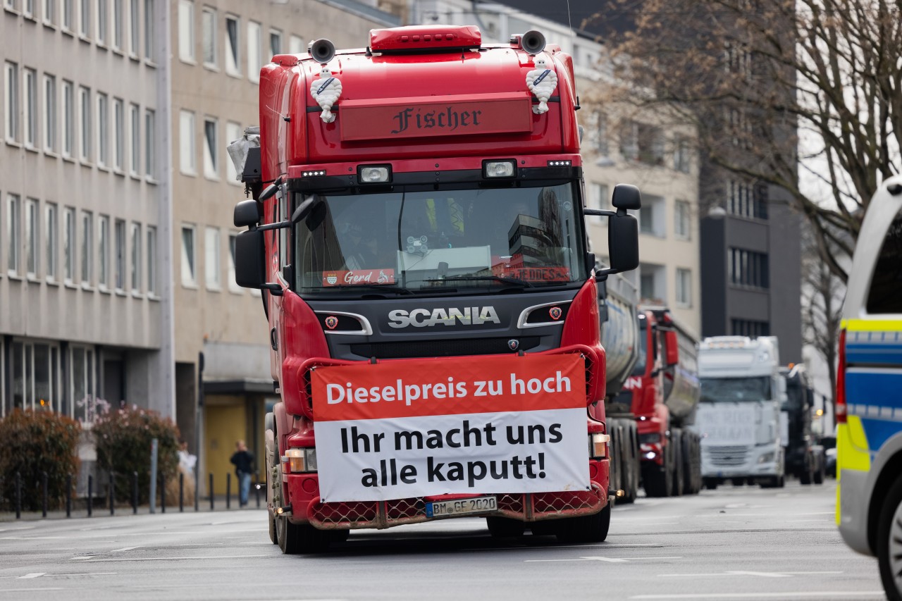 Die Spritpreise explodieren. Vielen Lkw-Fahrern reicht's! 