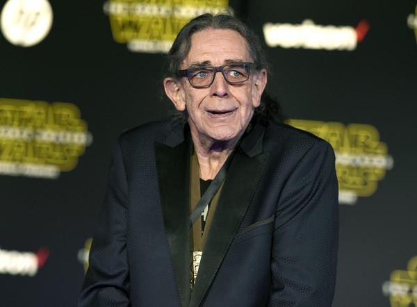 Der britische Schauspieler Peter Mayhew kommt zur Weltpremiere des Films „Star Wars: The Force Awakens“. Mayhew, der durch seine Star Wars-Rolle als der zottelige Chewbacca berühmt wurde, ist tot. 