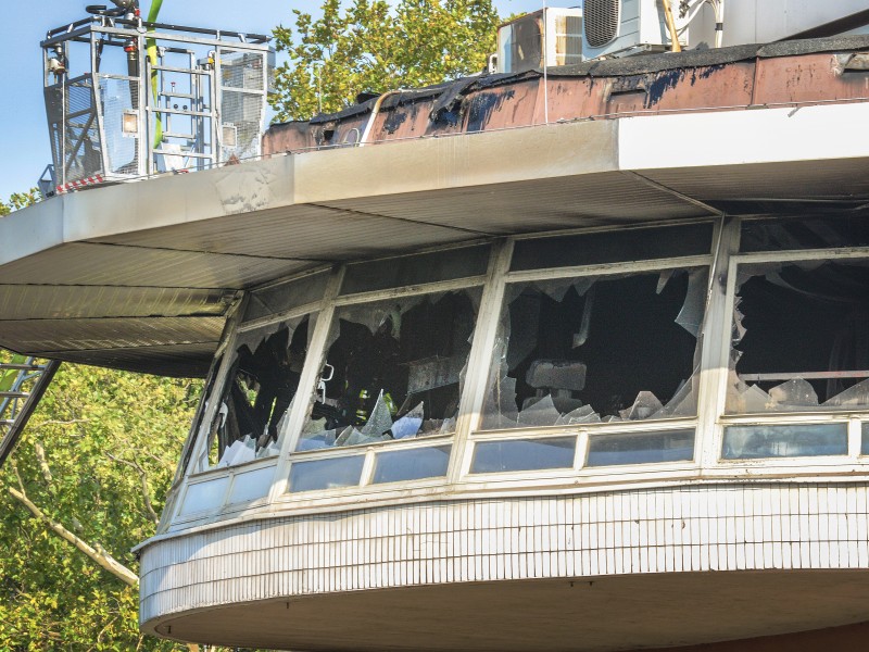 Von innen hatte die Feuerwehr damals anfangs nicht Löschen können – die brennenden Kunststoffe und Technik hatten die Temperatur zu hoch getrieben.