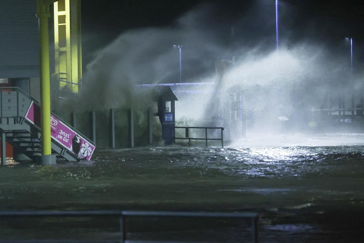 Wetter in Deutschland: Das Sturmtief Nadia wütet über den Norden des Landes.