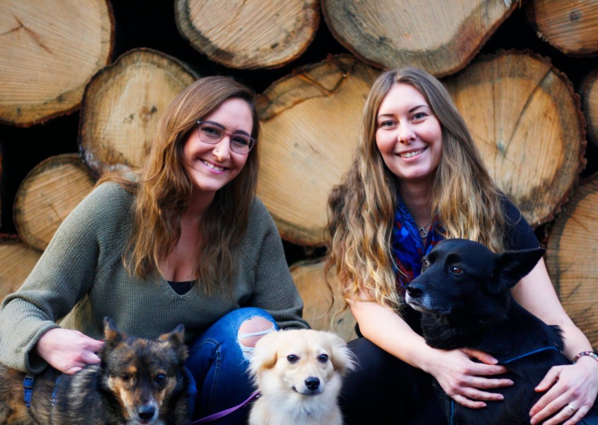 Svenja Gruszeczka mit Winnie und Lilly und Carina Gohmann mit Mirna Hunderettung Europa Tierschutzverein 2 bearbeitet.jpg