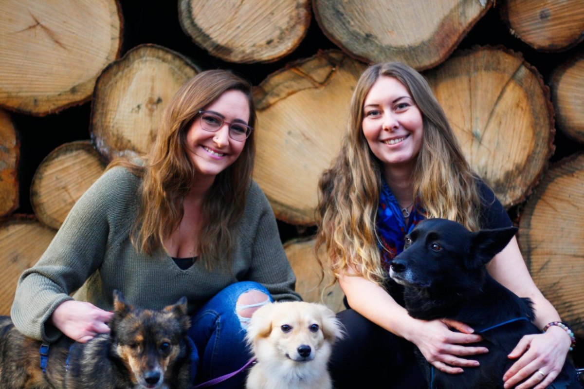 Svenja Gruszeczka mit Winnie und Lilly und Carina Gohmann mit Mirna Hunderettung Europa Tierschutzverein 2 bearbeitet.jpg