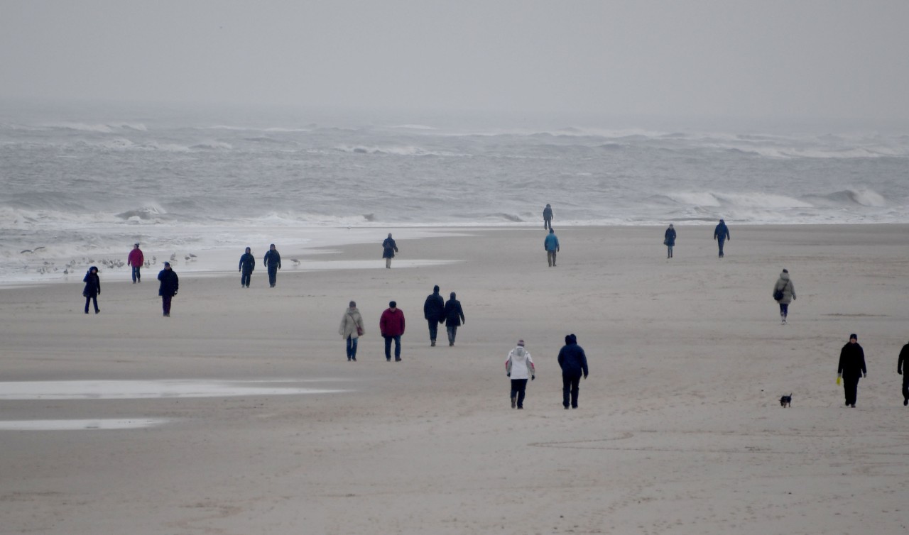 Urlauber am Strand von Sylt.