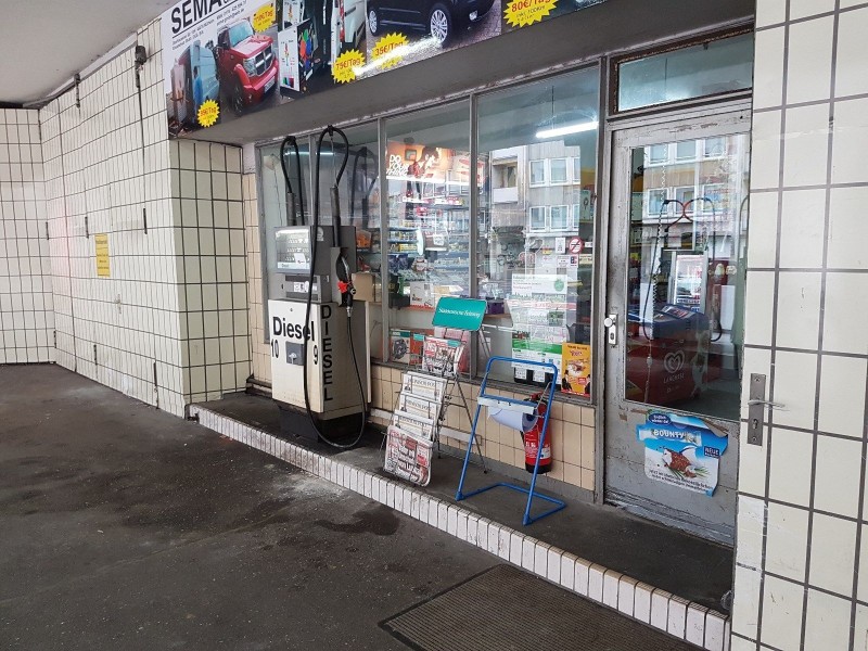 Mülheimer Geschäftsmann bietet seine Tankstelle in Düsseldorf bei Ebay an.