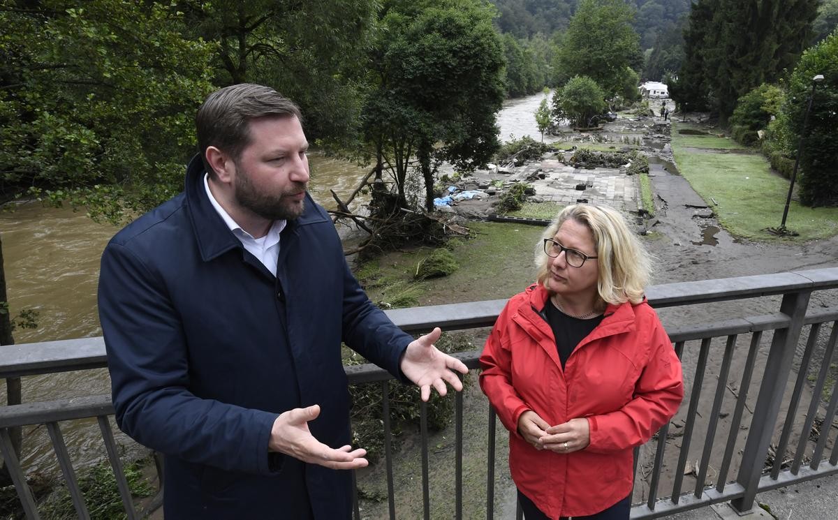 OB Tim Kurzbach (SPD) während des Hochwassers im Gespräch mit Bundesumweltministerin Svenja Schulze (SPD).