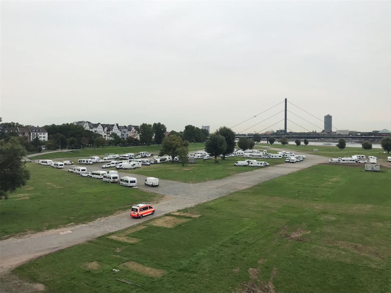 Traveller auf den Rheinwiesen in Düsseldorf.