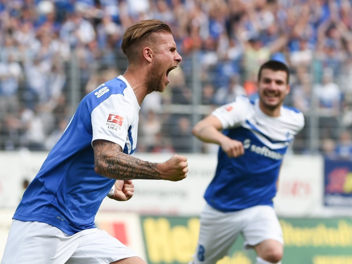 Tobias Kempe schoss den SV Darmstadt 98 mit seinem Freistoßtreffer in die 1. Bundesliga., Dirk Schuster führte Darmstadt 98 als Trainer in die 1. Bundesliga., Bei der Aufstiegsfeier des SV Darmstadt 98 feierte auch "Johnny" Heimes mit.