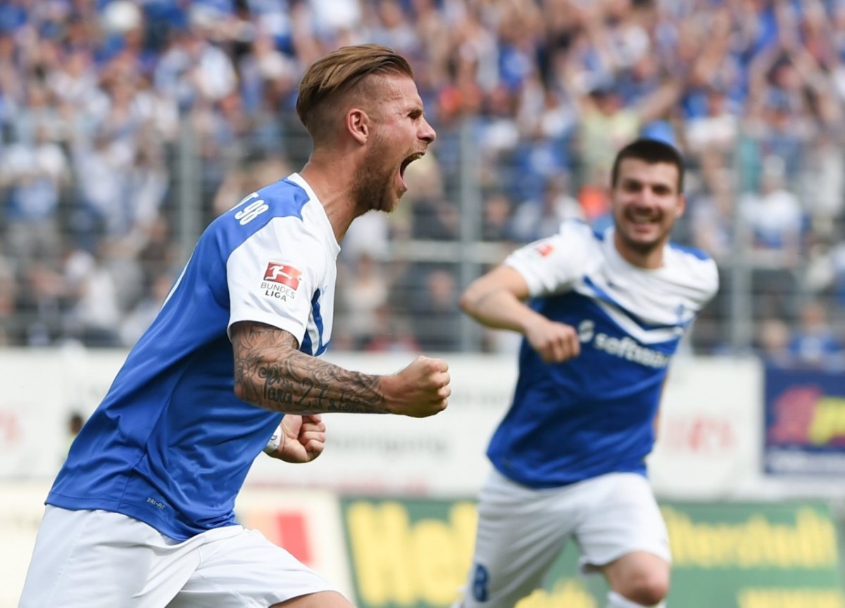 Tobias Kempe schoss den SV Darmstadt 98 mit seinem Freistoßtreffer in die 1. Bundesliga., Dirk Schuster führte Darmstadt 98 als Trainer in die 1. Bundesliga., Bei der Aufstiegsfeier des SV Darmstadt 98 feierte auch "Johnny" Heimes mit.