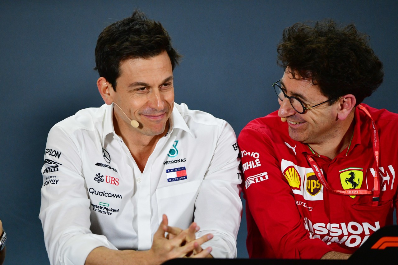 Mercedes-Boss Toto Wolff mit Ferrari-Chef Mattia Binotto.