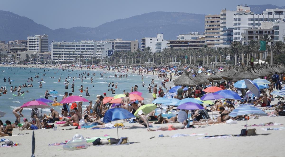 Touristen genießen die Sonne am Strand von Arenal. Corona-Reisebeschränkungen werden deutlich gelockert oder fallen ganz. Nach zwei harten Jahren schöpft die Tourismusbranche Hoffnung. Das Vorkrisen-Niveau rückt näher. (zu dpa «Tourismus auf dem Weg zum Comeback - Buchungen ziehen an») Foto: Clara Margais/dpa