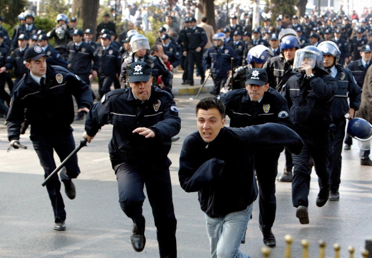 Türkische Polizisten jagen Demonstranten.jpg