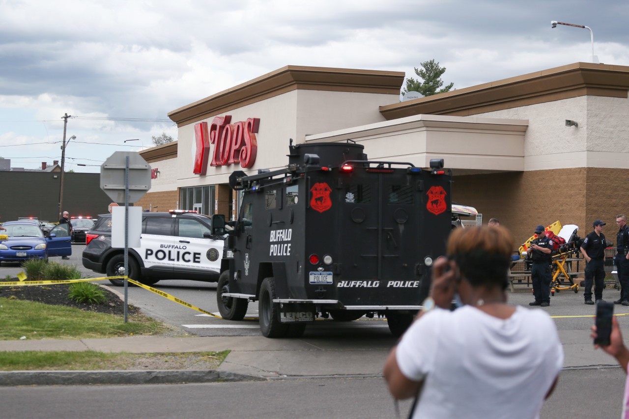 Nachdem im US-Stadt Buffalo mehrere Menschen von einem Schützen getötet wurden, kommen immer mehr schreckliche Details über die rassistische Tat ans Licht.