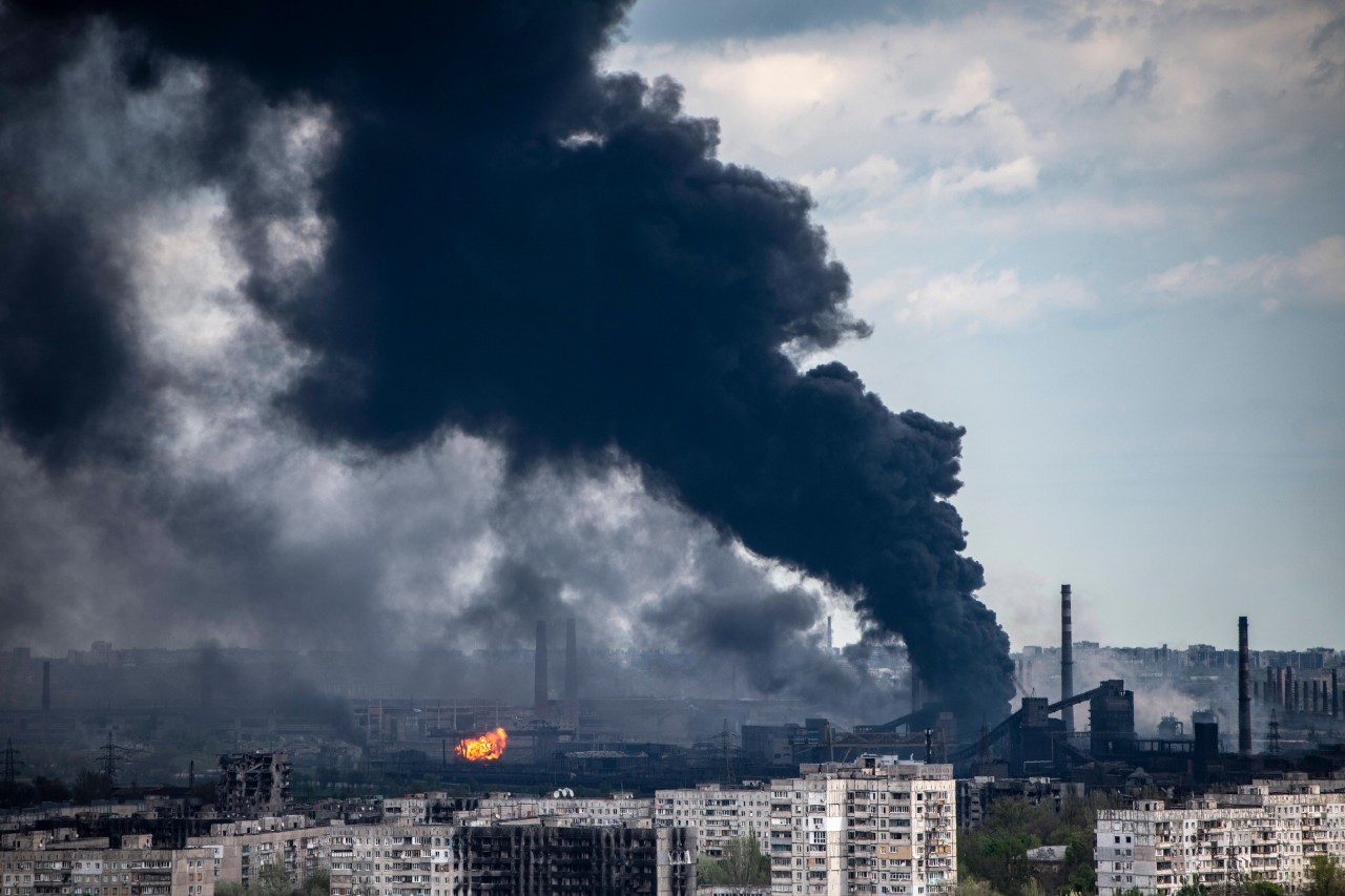 Rauch steigt über dem riesigen Stahlwerk Azowstal in Mariupol auf.