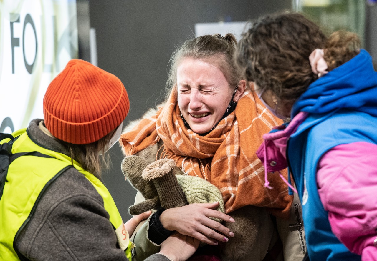 Zwei Helferinnen kümmern sich am Berliner Hauptbahnhof um eine Ukrainerin.