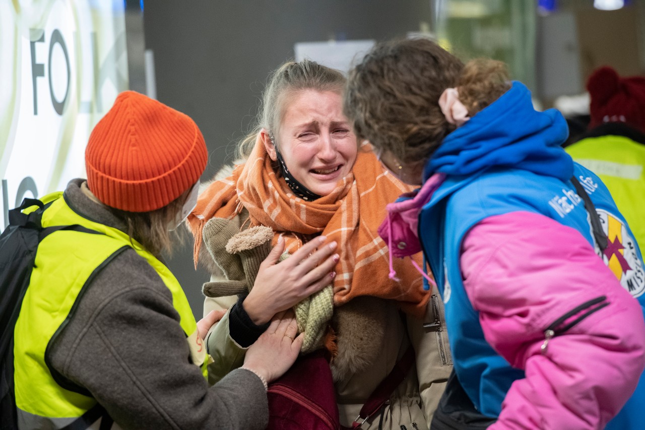 Ukraine-Flüchtlinge landen in Berlin: Der Schmerz über den Krieg in der Heimat ist greifbar.