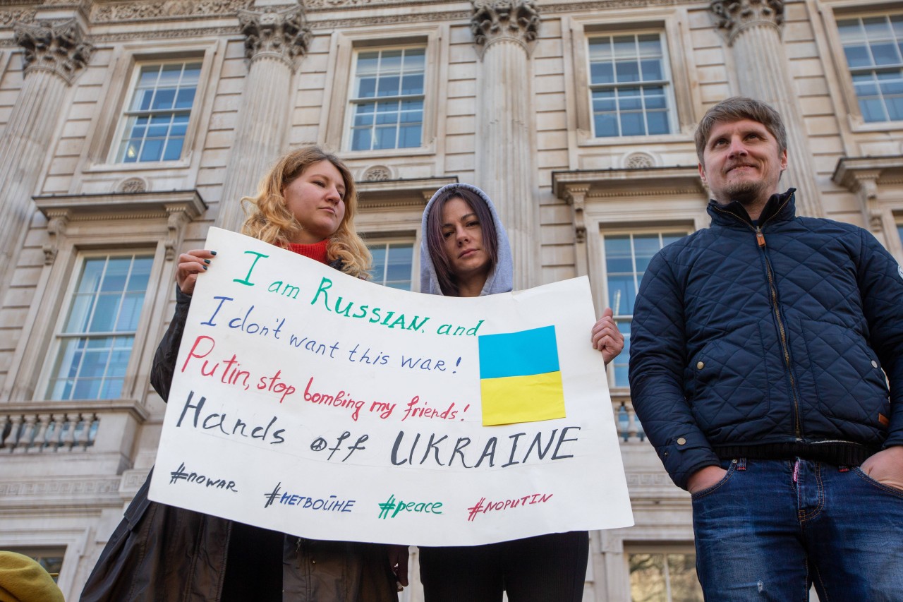 Ukraine-Krieg: Eine russische Studentin sagt, Putin soll die Finger von der Ukraine lassen.