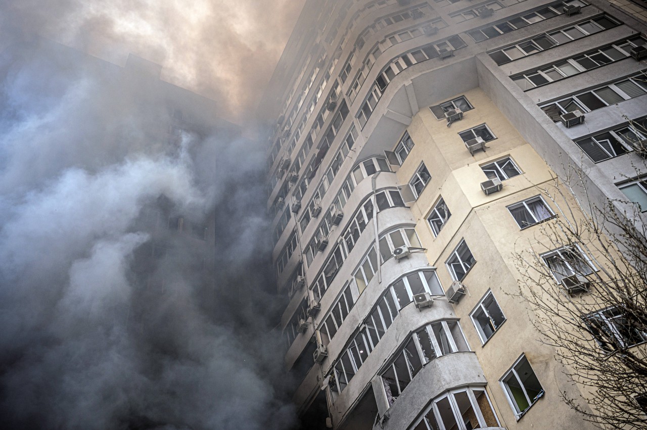 In diesem Wohnhaus sind eine Mutter und ihr kleines Baby bei einem russischen Raketenangriff gestorben.