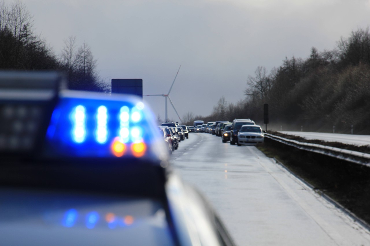 Auf der A1 kam es zu einem heftigen Unfall. (Symbolbild)