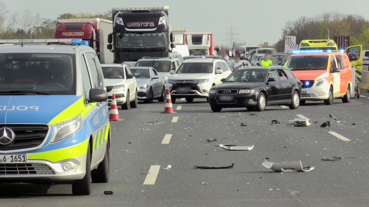 A3 in NRW: Vollsperrung nach schwerem Unfall am Nachmittag.