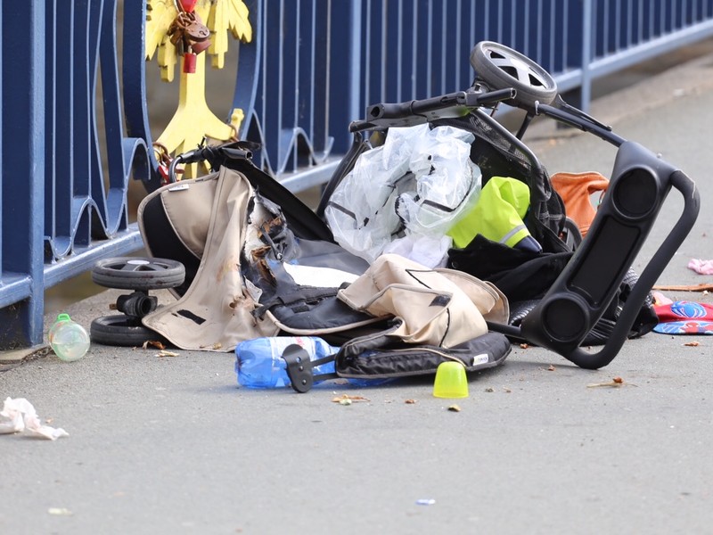 Der zerstörte Kinderwagen nach dem Unfall.