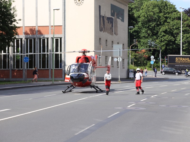 Ein Rettungshubschrauber landete in der Nähe des Unfallorts.