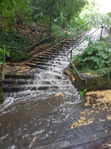 Die Treppe zur St. Lambertus Kirche verwandelte sich in einen Wasserfall.