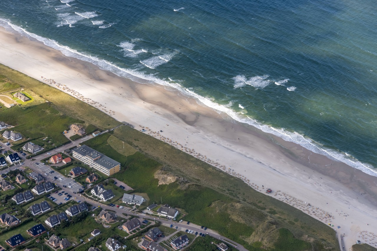 Urlaub an der Nordsee: Bei einem Spaziergang auf Sylt erlebt der Mann etwas Unerwartetes. (Archivbild) 