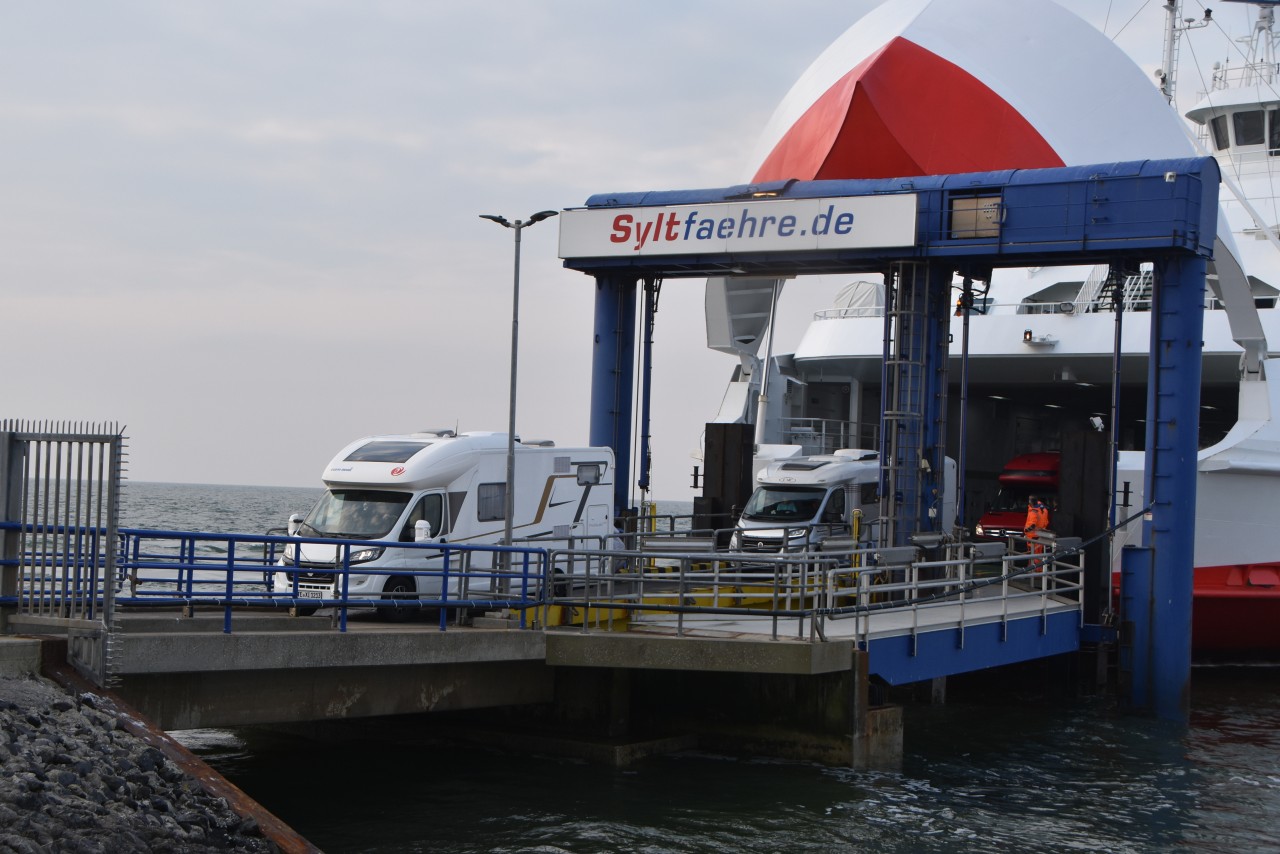 Urlaub an der Nordsee: Nach rund sechs Monaten Pause wegen der Corona-Pandemie sind am Samstagmorgen die ersten Urlauber auf Sylt angekommen. 