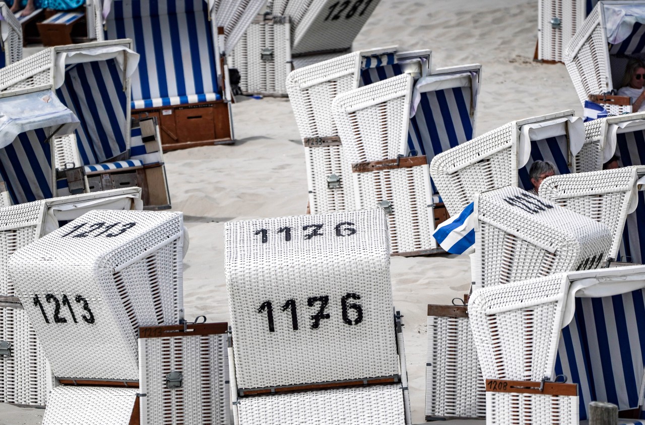 Urlaub an der Nordsee: Ein Schild in einem beliebten Ferienort sorgt bei Urlaubern und Einheimischen für viel Diskussion. (Symbolbild)