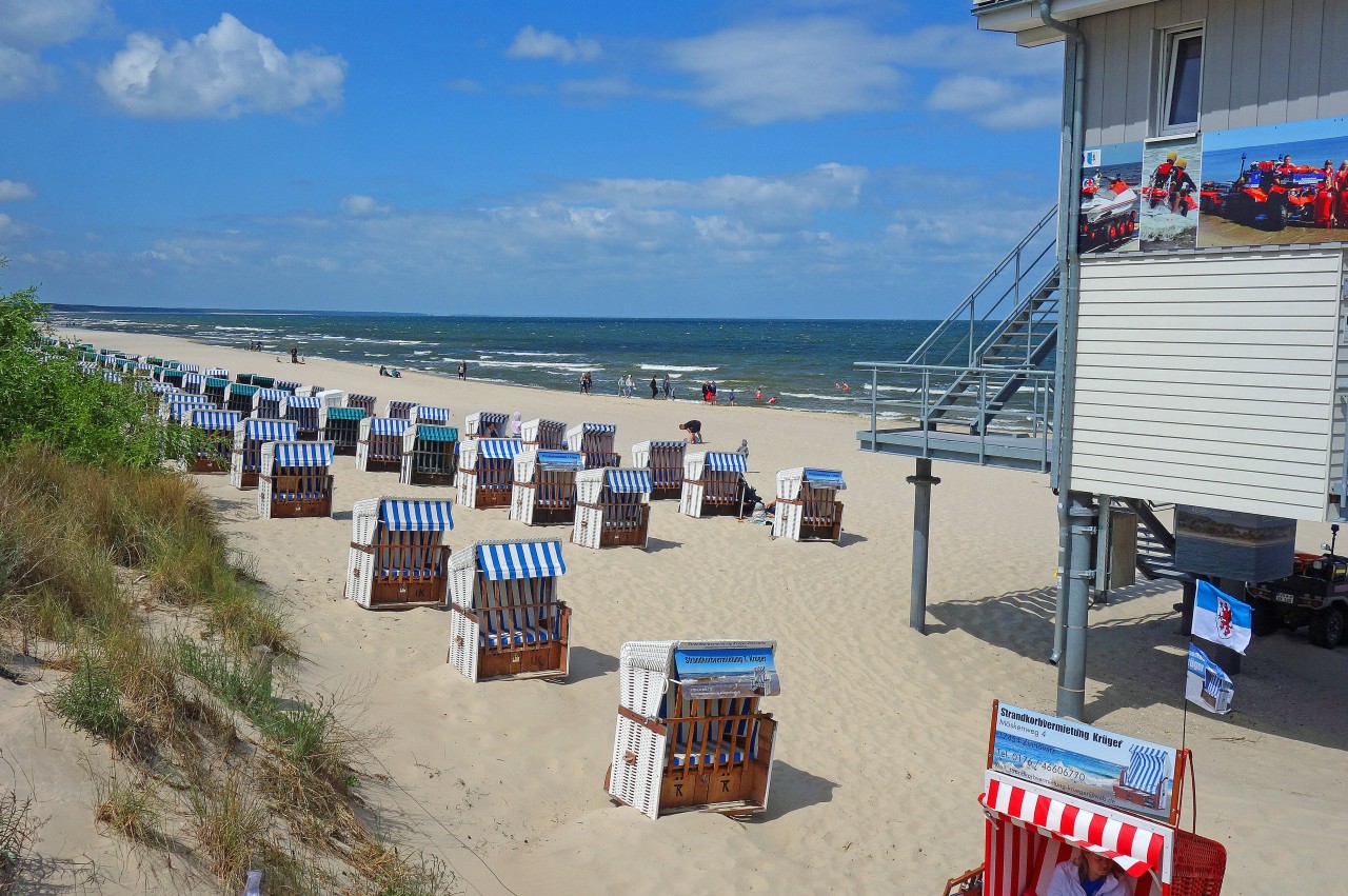 Urlaub an der Ostsee: Eigentlich ist perfektes Wetter für ein Bad im Meer. Doch hier gehen die Menschen lieber nicht ins Wasser. 