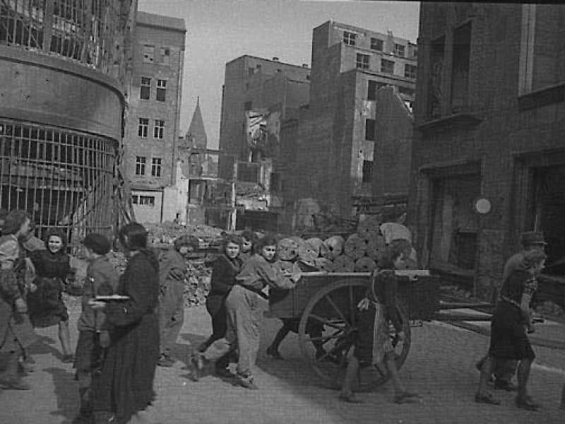 Frauen bei Transportarbeiten 1943 in der bereits schwer zerstörten Essener Innenstadt. Ebenfalls ein Bild des Pressefotografen Willy van Heekern.