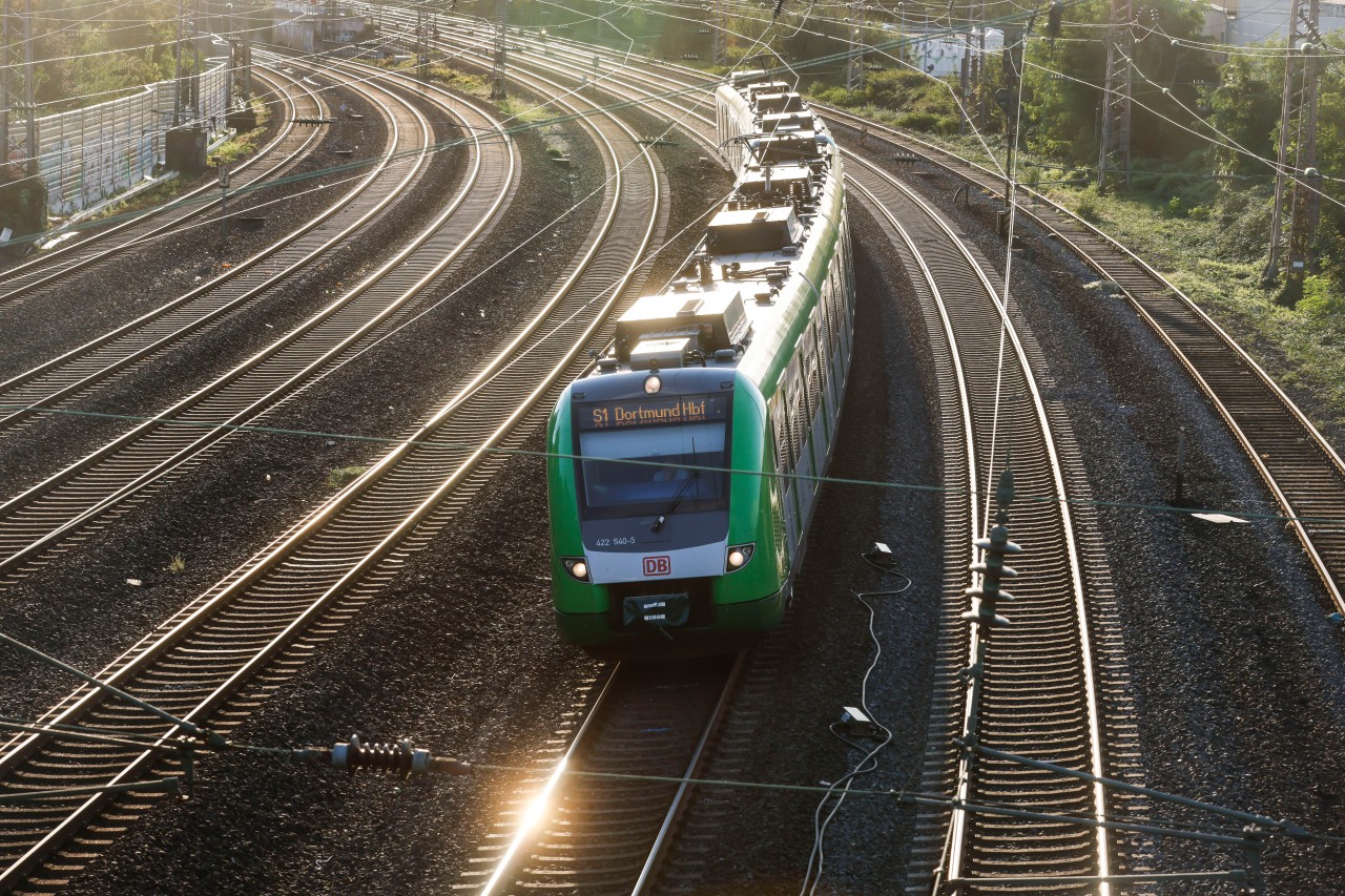 Bahnfahren im VRR-Gebiet wird teurer. (Symbolbild)