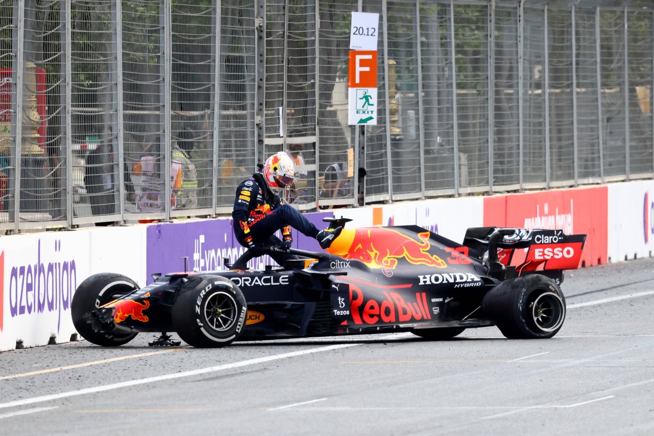 Max Verstappen krachte in Baku in die Wand.