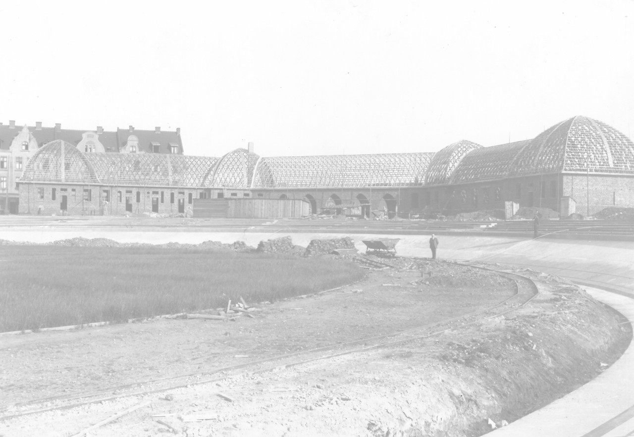 Das Schwelgernstadion in Duisburg-Hamborn war um 1925 eines der größten und modernsten Stadien Westdeutschlands. Das Bild zeigt den Bau des Verwaltungsgebäudes im Jahr 1925.