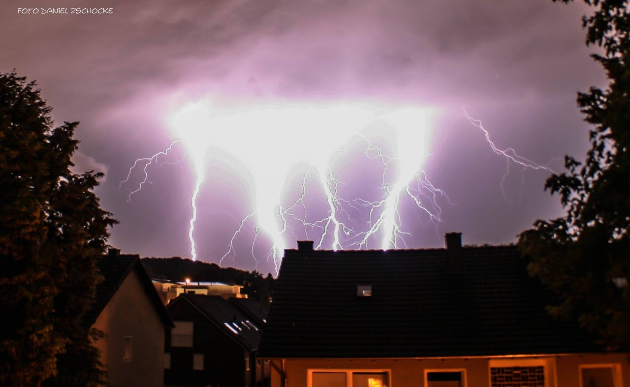 Ein sehr seltenes Bild: Gleich vier Blitze gehen im Juni 2016 in Mülheim herunter.