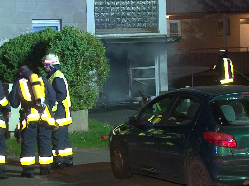 Die Feuerwehr löschte das Feuer im Eingangsbereich...