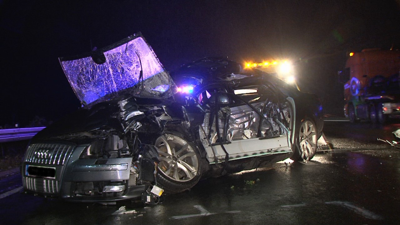 Der Audi nach dem Unfall nur noch ein Wrack.