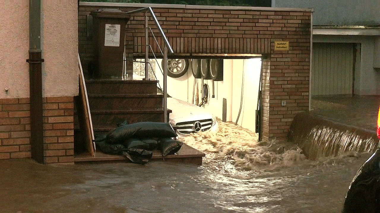 Auch in Essen wütet das Unwetter. Hier geht ein Mercedes auf der Wattenscheider Straße baden.