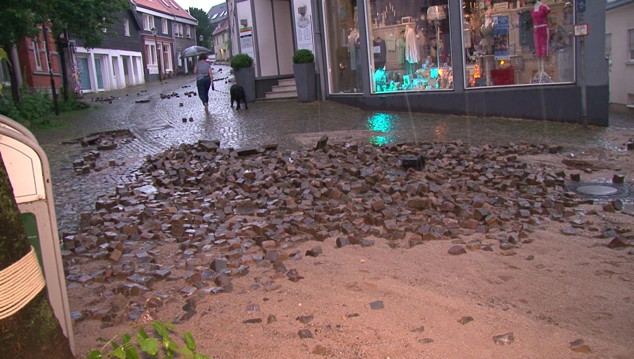 Das Unwetter hat die Pflastersteine in Kettwig herausgerissen.