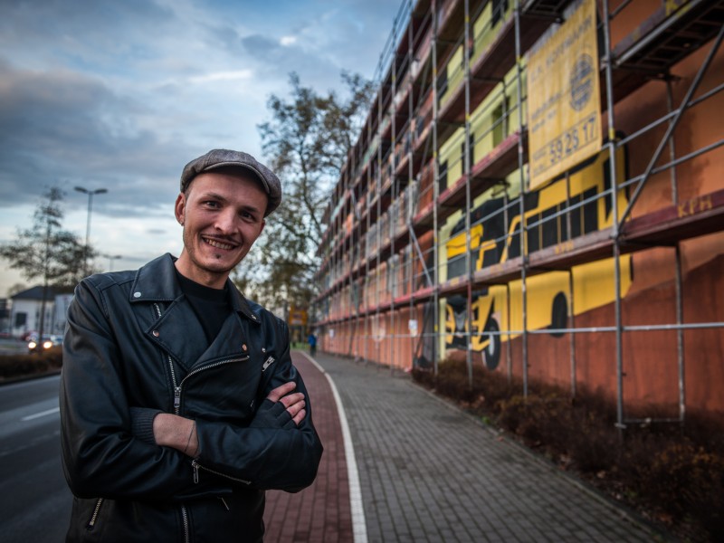 Der Künstler Hardy Bock hat aus der unansehnlichen Wand am Frauengefängnis ein Kunstwerk gemacht